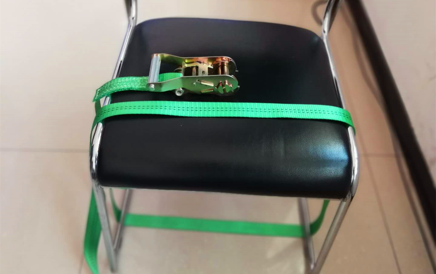 栓緊器使用金屬手柄方向布置